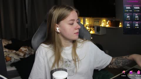 Snapshot of candy_meggie chatting on January 2, 5:29 pm Megan online show from January 2, 5:29 pm