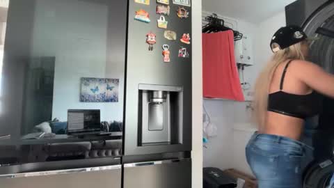 Snapshot of candy_sam28 chatting on February 1, 5:11 pm samantha online show from February 1, 5:11 pm