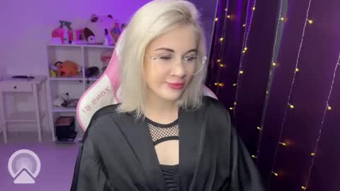 Snapshot of candyhannah chatting on October 21, 7:25 pm You can call me HH online show from October 21, 7:25 pm