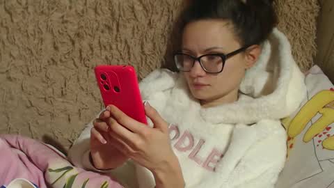 Snapshot of candylady136 chatting on December 28, 8:04 pm say meow and send tip online show from December 28, 8:04 pm