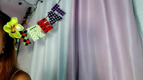 Snapshot of candylovergirl chatting on October 28, 8:51 am leahlex 3 online show from October 28, 8:51 am