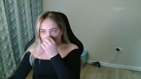 Snapshot of candymini chatting on March 12, 2:45 pm candymini online show from March 12, 2:45 pm