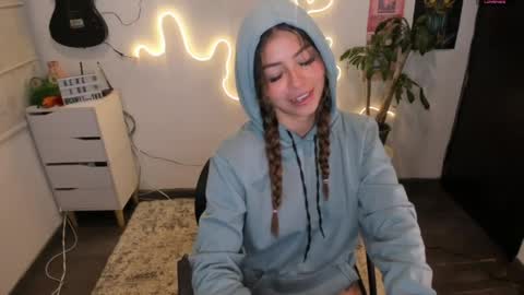 Snapshot of candyxpeach chatting on April 25, 12:57 am Camilla online show from April 25, 12:57 am
