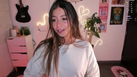 Snapshot of candyxpeach chatting on May 20, 12:17 am Camilla online show from May 20, 12:17 am