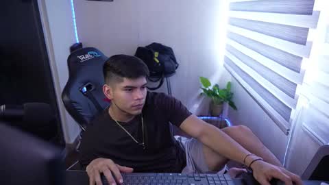 Snapshot of capizzi_ chatting on February 15, 6:48 pm David Capizzi online show from February 15, 6:48 pm