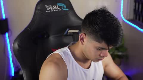 Snapshot of capizzi_ chatting on April 3, 4:21 am David Capizzi online show from April 3, 4:21 am