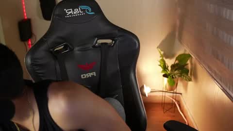 Snapshot of capizzi_ chatting on April 9, 12:43 am David Capizzi online show from April 9, 12:43 am