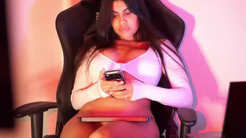 Snapshot of capriciousqueen chatting on May 27, 3:58 am Miyah online show from May 27, 3:58 am