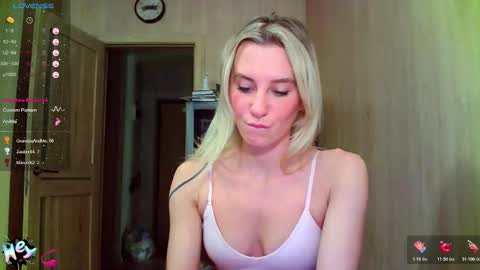 Snapshot of caramel_pie_ chatting on December 22, 9:56 pm caramel online show from December 22, 9:56 pm