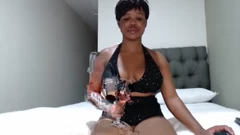 Snapshot of caramelbbe chatting on February 21, 4:18 am fifi online show from February 21, 4:18 am