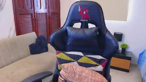 Snapshot of carl_dixon chatting on June 16, 7:16 pm carl_dixon online show from June 16, 7:16 pm