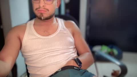 Snapshot of carlcarlinches4 chatting on March 5, 4:34 am carlcarlinches4 online show from March 5, 4:34 am