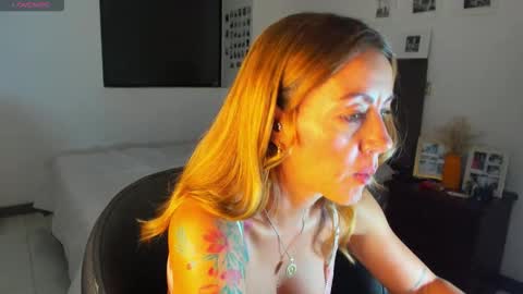 carolina_zaens online show from December 3, 11:25 pm