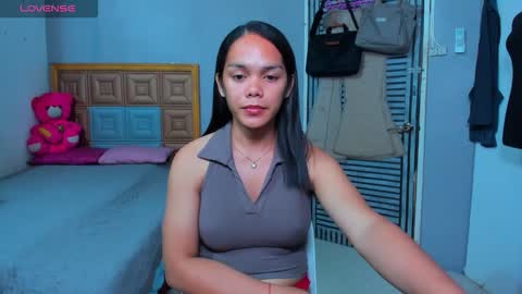 Snapshot of caroline_east chatting on February 18, 3:08 pm caroline_east online show from February 18, 3:08 pm