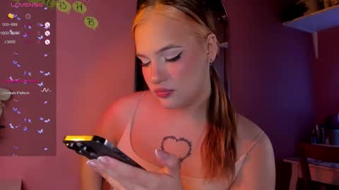 Snapshot of caroline_kiparis chatting on September 27, 8:25 pm Caro online show from September 27, 8:25 pm