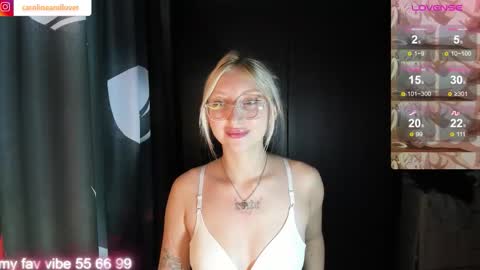Snapshot of carolineandlover chatting on October 27, 11:25 am Caroline and Lover online show from October 27, 11:25 am
