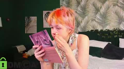 Snapshot of carolinerichter chatting on December 18, 2:50 am CarolineRichter online show from December 18, 2:50 am