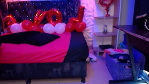 Snapshot of carolinescoth_dl chatting on February 18, 6:37 pm Caroline Scoth online show from February 18, 6:37 pm