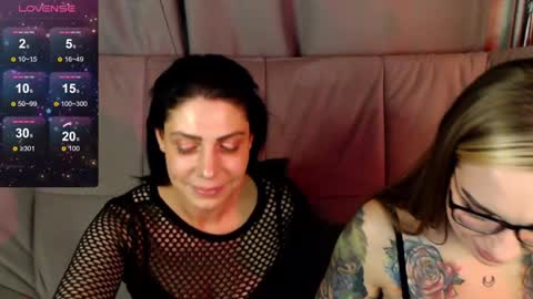 Snapshot of carrie_moonshine chatting on December 2, 11:51 pm Carrie online show from December 2, 11:51 pm