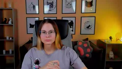 Snapshot of carrie_roses chatting on October 3, 5:04 am carrie_roses online show from October 3, 5:04 am