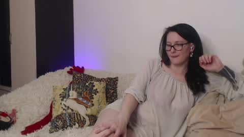 Snapshot of carriecastle chatting on April 2, 9:01 pm Caroline online show from April 2, 9:01 pm