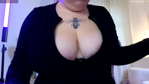 Snapshot of caseyrobbinss chatting on October 5, 5:50 am Casey Robbins online show from October 5, 5:50 am