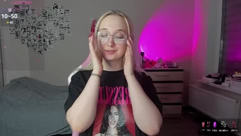 Snapshot of cassie_rosss chatting on December 20, 1:25 am Cassie Rosss online show from December 20, 1:25 am