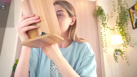 Snapshot of cassieholland chatting on March 4, 8:31 am Im Cassie3 online show from March 4, 8:31 am