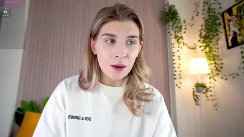 Snapshot of cassieholland chatting on March 5, 8:32 am Im Cassie3 online show from March 5, 8:32 am