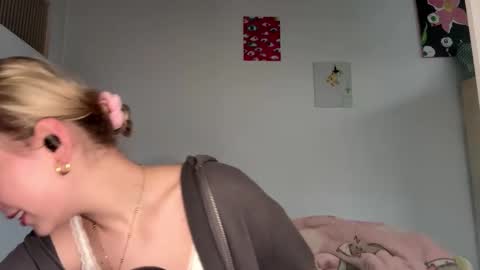 Snapshot of cassijent chatting on February 19, 8:10 am Olivia online show from February 19, 8:10 am