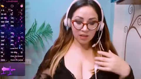 Snapshot of catalina3772516 chatting on June 4, 11:33 pm catalina3772516 online show from June 4, 11:33 pm