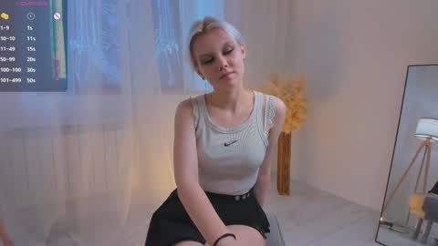 Mia online show from May 24, 11:04 am