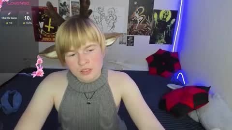 Snapshot of cattie_w_ chatting on December 20, 1:23 am cattie_w_ online show from December 20, 1:23 am