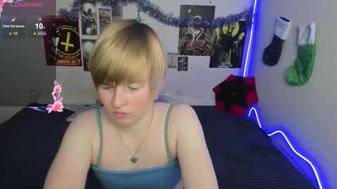 Snapshot of cattie_w_ chatting on January 7, 1:08 am cattie_w_ online show from January 7, 1:08 am