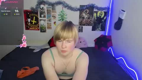 Snapshot of cattie_w_ chatting on January 16, 1:09 am cattie_w_ online show from January 16, 1:09 am