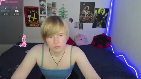 Snapshot of cattie_w_ chatting on January 17, 1:21 am cattie_w_ online show from January 17, 1:21 am