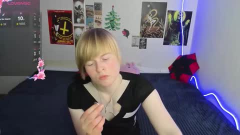 Snapshot of cattie_w_ chatting on February 5, 1:21 am cattie_w_ online show from February 5, 1:21 am