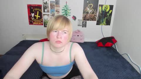 Snapshot of cattie_w_ chatting on February 10, 1:21 am cattie_w_ online show from February 10, 1:21 am