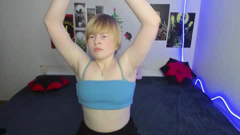 Snapshot of cattie_w_ chatting on February 17, 1:13 am cattie_w_ online show from February 17, 1:13 am