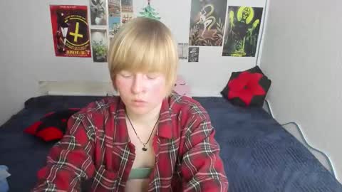 Snapshot of cattie_w_ chatting on February 22, 1:18 am cattie_w_ online show from February 22, 1:18 am