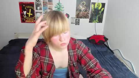 Snapshot of cattie_w_ chatting on February 24, 1:25 am cattie_w_ online show from February 24, 1:25 am