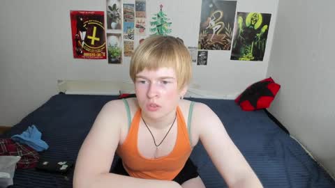 cattie_w_ online show from April 3, 1:14 am
