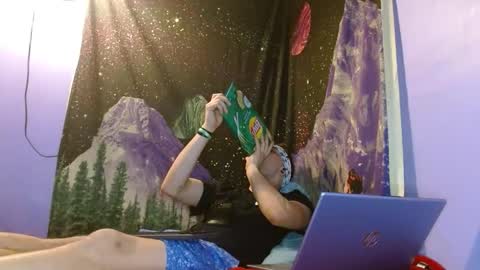 Snapshot of cguffey2284 chatting on January 3, 5:28 am cguffey2284 online show from January 3, 5:28 am