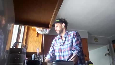 Snapshot of cguffey2284 chatting on December 17, 4:24 pm cguffey2284 online show from December 17, 4:24 pm