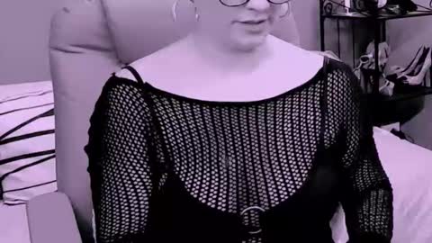 The Queen online show from November 23, 4:40 pm