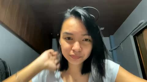 Snapshot of charamaracle chatting on April 1, 1:41 pm Elly online show from April 1, 1:41 pm