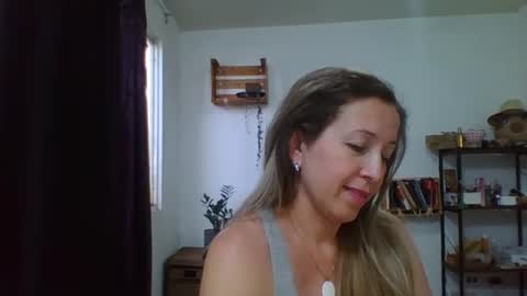Snapshot of charlot_ponze chatting on April 14, 12:27 am charlott online show from April 14, 12:27 am