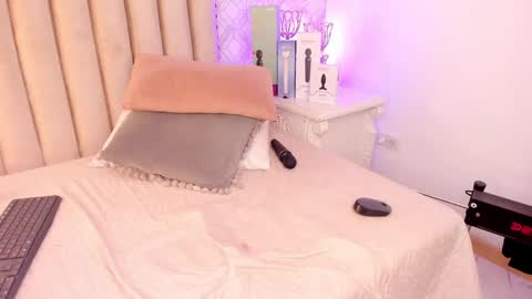 Snapshot of charlotte__08 chatting on January 24, 10:41 pm Charlotte online show from January 24, 10:41 pm