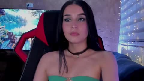 Snapshot of charlotte_greys chatting on February 23, 3:35 am Charlotte online show from February 23, 3:35 am