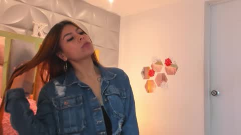 Snapshot of charlotte_icee chatting on January 9, 2:42 pm Charlotte Icee online show from January 9, 2:42 pm